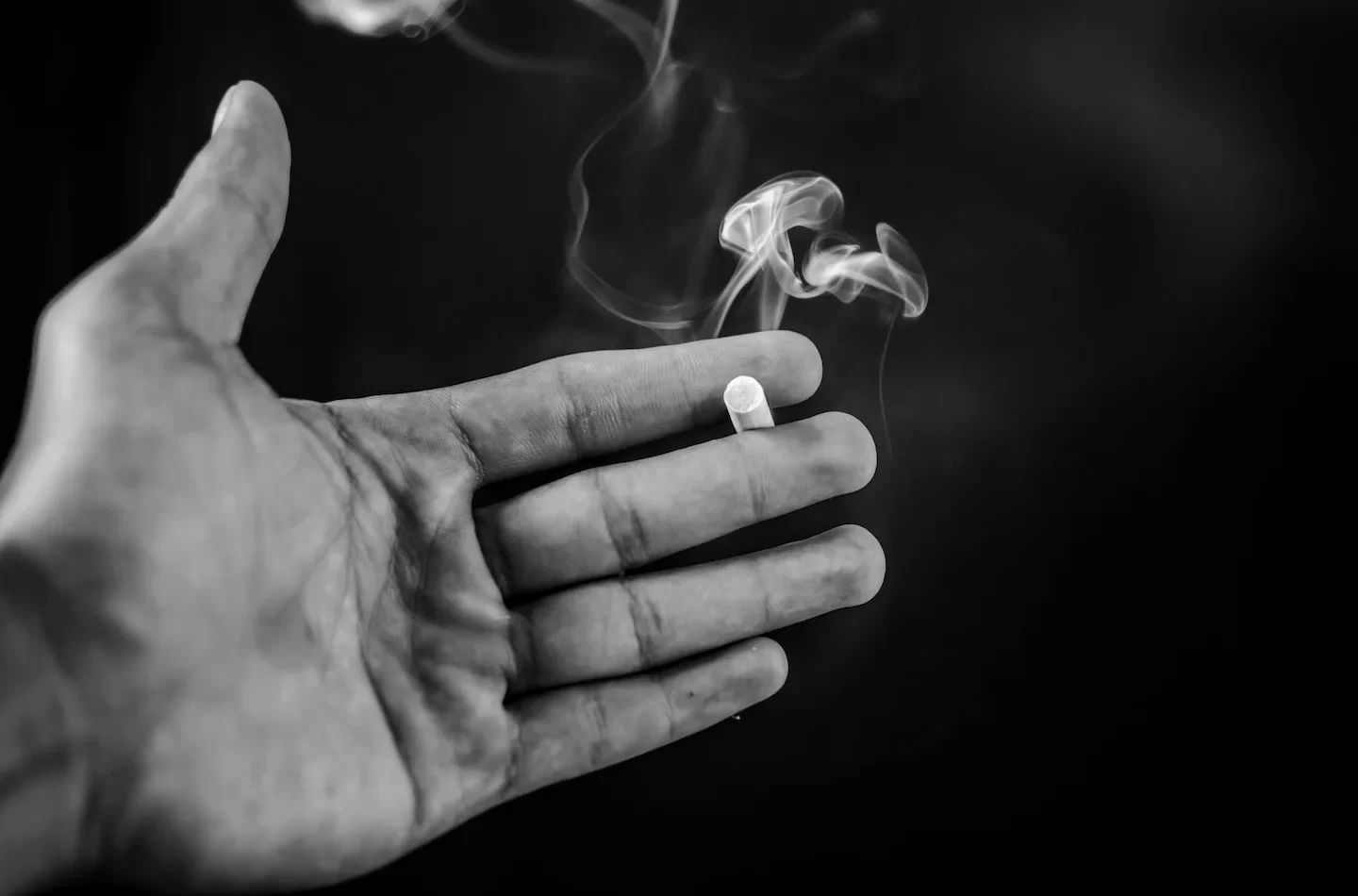 close-up-hand-holding-cigarette